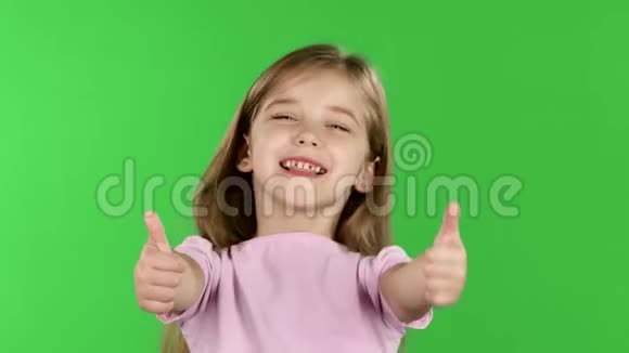 女孩竖起大拇指绿色屏幕视频的预览图