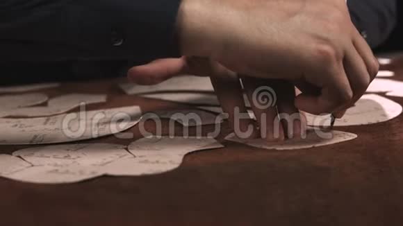 一个鞋匠在车间缝鞋的一部分视频的预览图