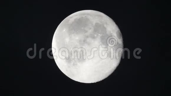 天穹上的月亮视频的预览图
