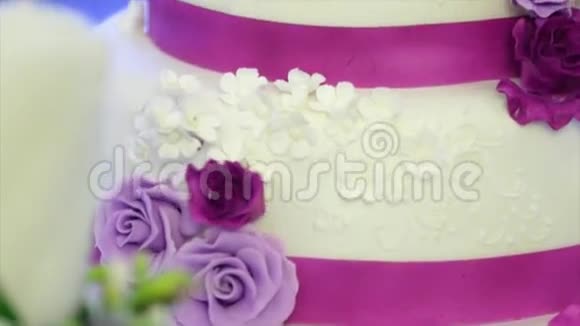 带有紫色花朵的婚礼蛋糕视频的预览图