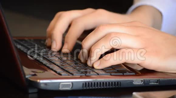 在红色笔记本电脑的键盘上打字视频的预览图