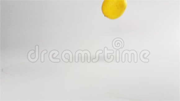 柠檬在白色潮湿的表面脱落视频的预览图