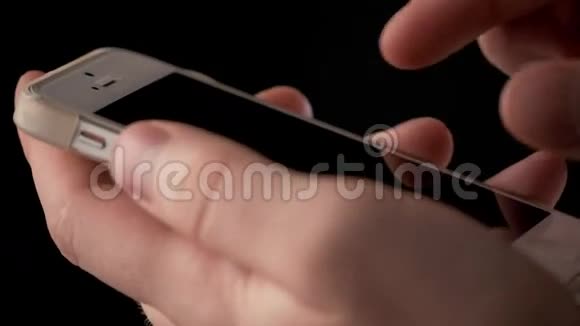手持和触摸智能手机空白屏幕侧视隔离在背景上视频的预览图
