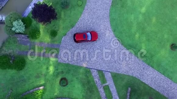 在村里度假村人工池塘附近的车道上的汽车视频的预览图