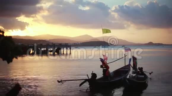 五彩缤纷的晚霞和许多渔船在热带岛屿上的黄昏1920x1080加速视频的预览图