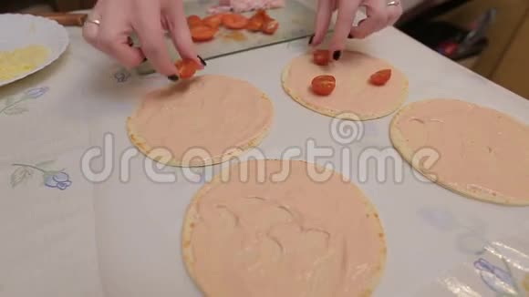 女性手工添加配料家做披萨视频的预览图