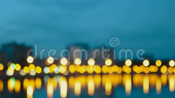 模糊的城市堤岸观夜晚的城市海滨有建筑物和路灯视频的预览图