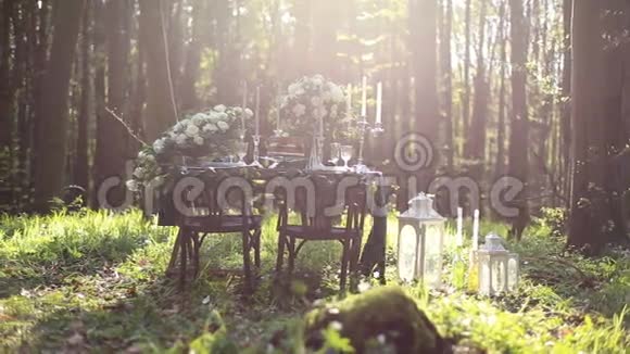 森林里的自然婚礼装饰巧克力色的婚礼装饰结婚桌上的巧克力蛋糕视频的预览图