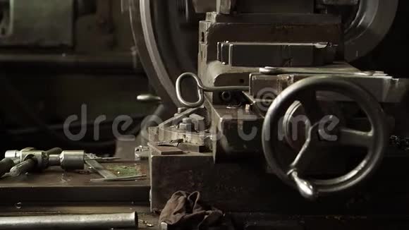 该机器生产大型金属细节视频的预览图
