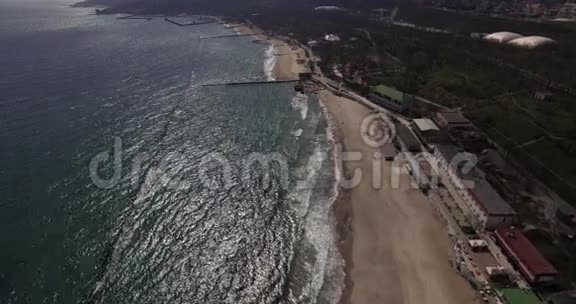 海浪和海堤空中射击视频的预览图