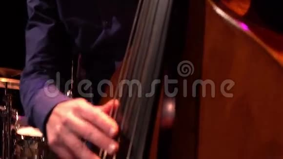 音乐家用双低音小提琴演奏视频的预览图