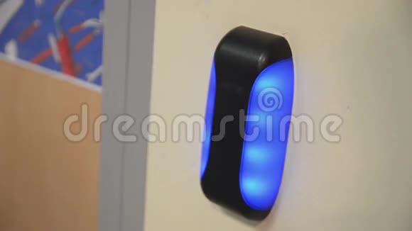 女士把塑料卡放到蓝色电子指示器上绿色打开门入口系统视频的预览图