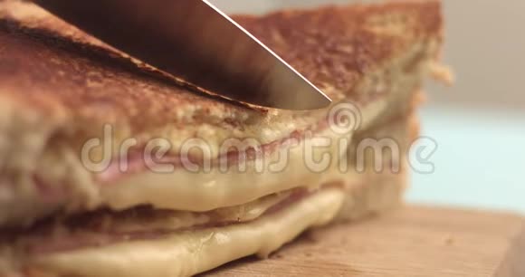 手工制作的美味三明治配上火腿和奶酪视频的预览图