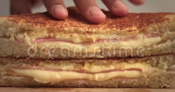 手工制作的美味三明治配上火腿和奶酪视频的预览图