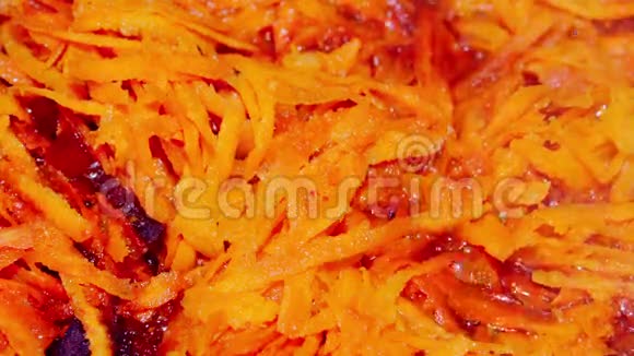 胡萝卜和甜菜在煎锅里炖着视频的预览图