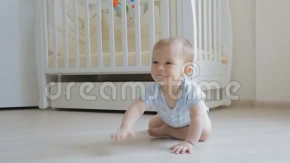 可爱微笑的男婴在客厅地板上爬行视频的预览图