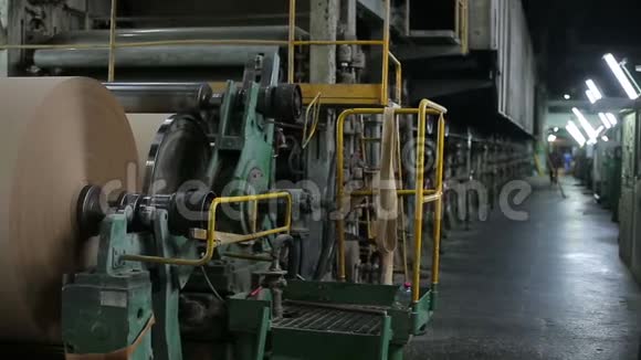 旧造纸厂输送机生产中的技术纸板视频的预览图