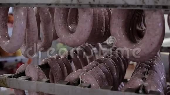香肠的制造香肠挂在传送带上视频的预览图