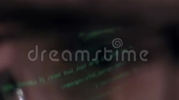 为黑客电脑屏幕上的赃款编程代码视频的预览图
