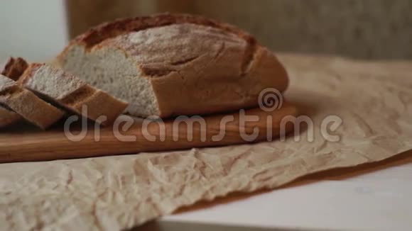 切片面包在木板上砧板上自制面包片视频的预览图