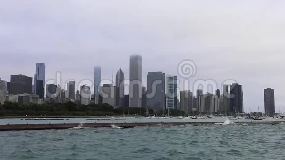 在雾蒙蒙的日子里芝加哥市中心视频的预览图