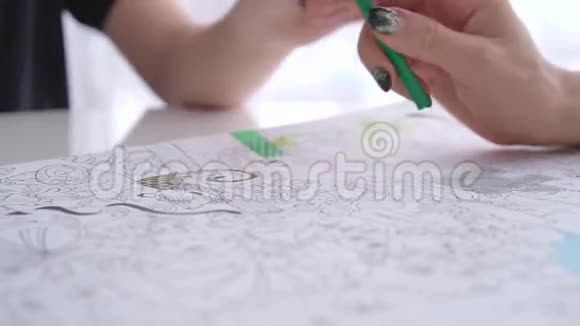 男生着色页用彩色铅笔视频的预览图