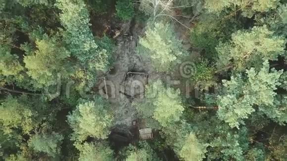 空中观景台飞过美丽的森林树木空中摄影机拍摄景观全景露营的空中景色视频的预览图
