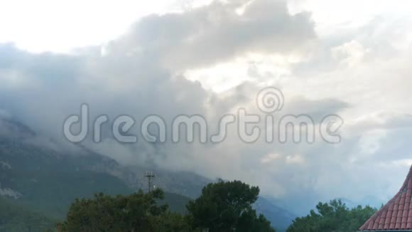 时光流逝的云彩在山顶附近飞翔视频的预览图