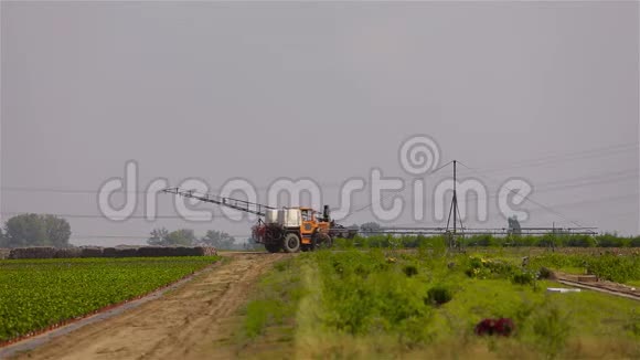 农田灌溉设备喷机浇水农业领域农业灌溉视频的预览图