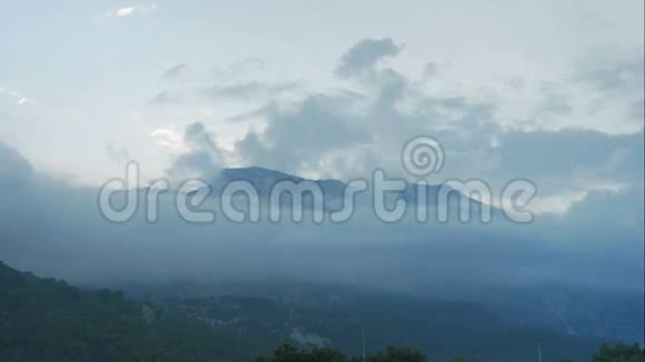 时光流逝的云彩在山顶附近飞翔视频的预览图