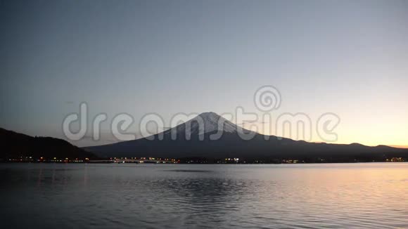 富士山和秋日的日落天空在日本山明子湖光山色视频的预览图