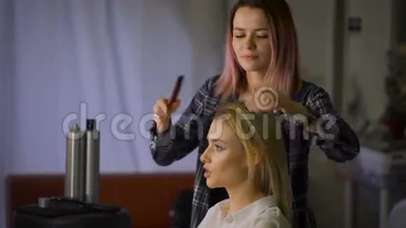 时尚的主发式粉红色的头发美容院迷人金发女郎的发型视频的预览图