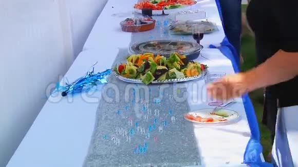 庭院中的餐桌水果蔬菜肉视频的预览图
