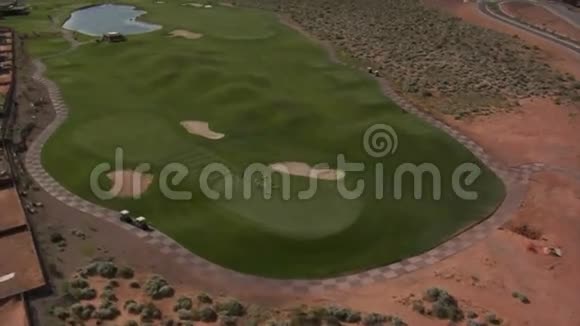 沙漠高尔夫球场上的湖泊空中拍摄视频的预览图