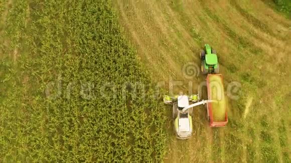 拖拉机和农用机械在捷克的飞机上收割玉米视频的预览图