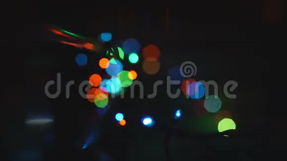 圣诞节五颜六色的火花背景灯4K视频的预览图