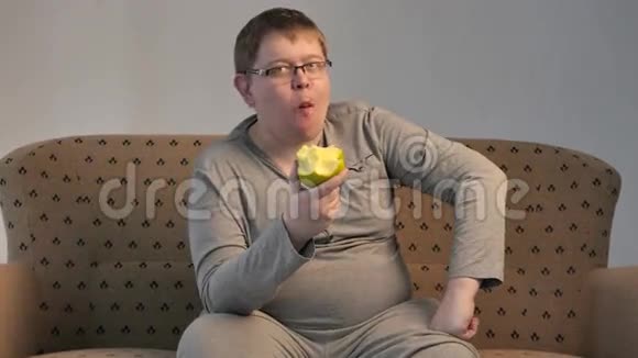 饥饿懒惰超重的人吃苹果4UHDK视频的预览图