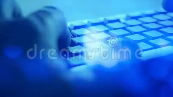 手在电脑键盘上打字蓝色技术概念视频的预览图