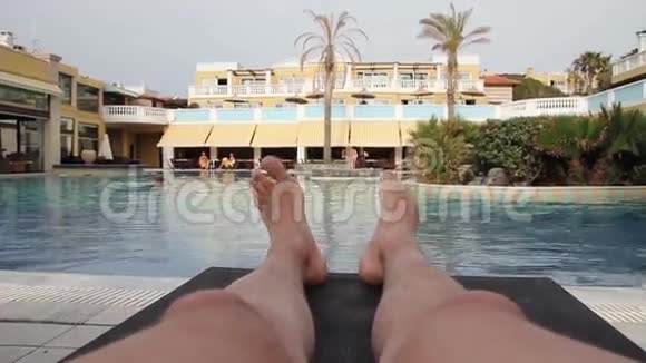 男腿靠近泳池跳舞视频的预览图