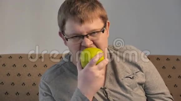 饥饿懒惰超重的人吃苹果4UHDK视频的预览图