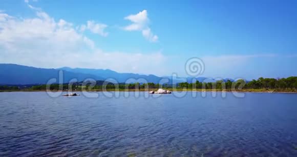 湖上的鸟瞰图视频的预览图