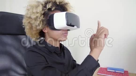 3D虚拟现实耳机视频的预览图
