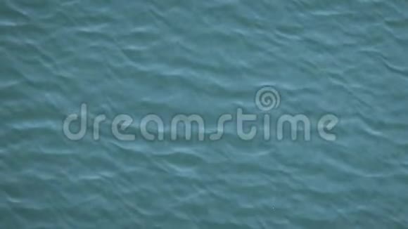 美丽的海洋上的水面背景与波浪地平线表面纹理视图视频的预览图