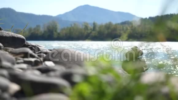 在阿尔泰共和国河滨平衡石的自然景观中水流缓慢3840x2160视频的预览图