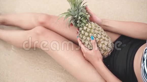 女人手里拿着新鲜的菠萝视频的预览图