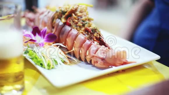 在豪华餐厅供应龙虾菜肴的厨师配蔬菜和辣酱的龙虾1920x1080视频的预览图