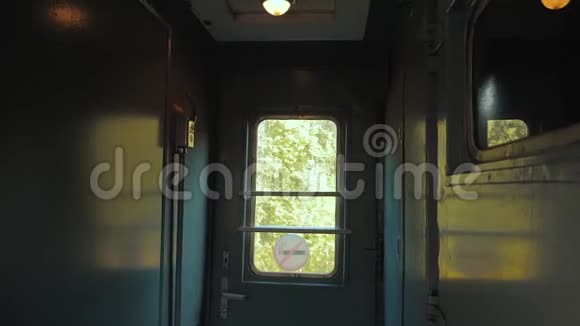 大厅走廊内铁路列车车窗灯从窗口亮起乘火车旅行的概念火车上的生活方式视频的预览图