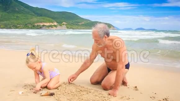 小金发姑娘爷爷坐在沙滩上冲浪视频的预览图