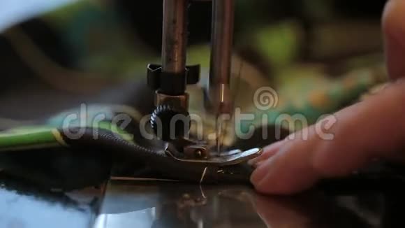 缝纫机缝制织物和手工控制工艺视频的预览图