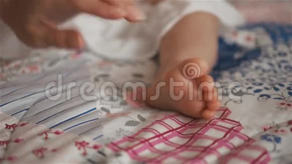 宝宝脚在妈妈手里特写在家里妈妈和孩子的腿视频的预览图